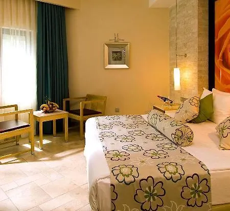 Готель Blue Waters Club 5*