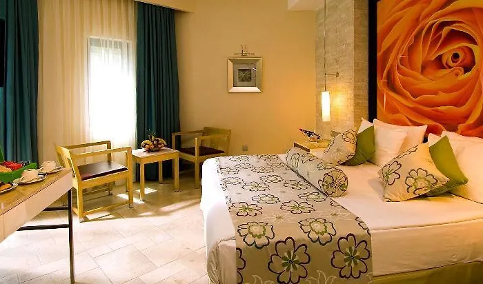 מלון Blue Waters Club 5*